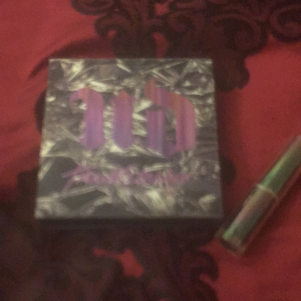 URBAN DECAY  eye shadow palette